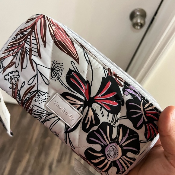 Water/RFID protected patterned Vera Bradley wallet - Picture 1 of 4